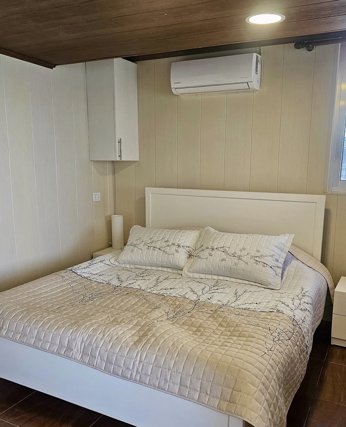 Bedroom with sea view at La Roche Chalet